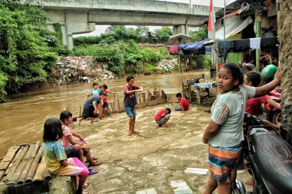 Aktivitas anak-anak bermain di Bantaran Kali Ciliwung, Bukit Duri, Jakarta Selatan, Rabu (19/01/2022).Badan Pusat Statistik (BPS) merilis angka kemiskinan Indonesia turun menjadi 26,5 juta orang pada September 2021 yang sebelumnya dari 27,54 juta orang pada Maret 2021.(Foto : PosKota/Ahmad Tri Hawaari)