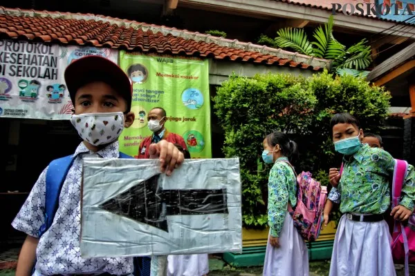 Sejumlah siswa menunggu jemputan di SDN Kramat 06 Pagi, Kramat Sentiong, Jakarta Pusat, Kamis (20/01/2022).(Foto:PosKota/Ahmad Tri Hawaari)