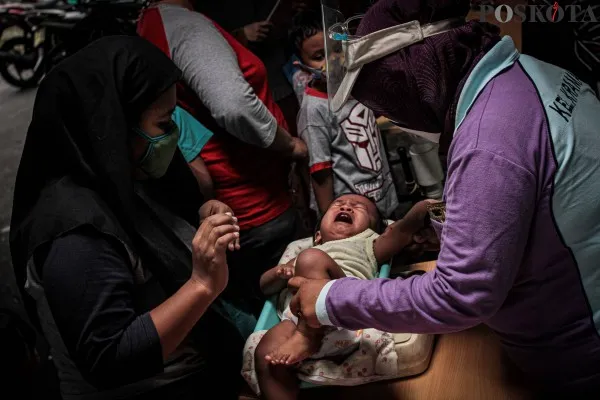 Petugas Pos Pelayanan Terpadu (Posyandu) menimbang berat badan balita saat kegiatan sosialiasi cegah stunting sejak dini di Kawasan Kramat Pulo, Jakarta Pusat, Jumat (21/01/2022).(Foto:PosKota/Ahmad Tri Hawaari)