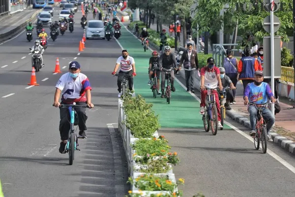 Sejumlah pesepeda melintas di Jalan Jenderal Sudirman, Jakarta, Minggu (23/01/2022). Gubernur DKI Jakarta Anies Baswedan berencana menambah jalur sepeda sepanjang 190 kilometer di Jakarta pada tahun 2022 yang bertujuan untuk memfasilitasi warga agar dapat bersepeda secara aman.PosKota/Ahmad Tri Hawaari