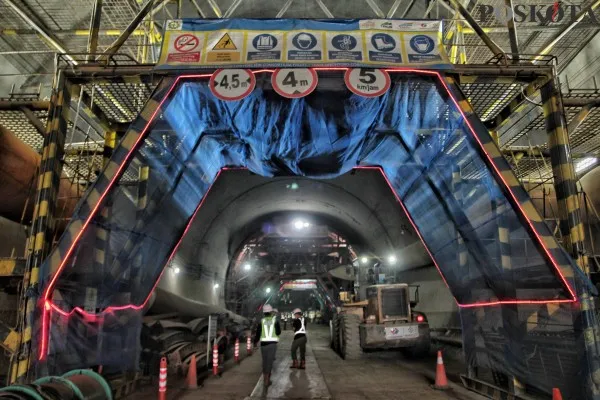 Pekerja menyelesaikan pengerjaan proyek Tunnel Dua Kereta Cepat Jakarta-Bandung (KCJB) di Desa Bunder, Jatiluhur, Kabupaten Purwakarta, Jawa Barat, Kamis (27/01/2022).Progres pembangunan 13 tunnel sepanjang trase Kereta Cepat Jakarta Bandung saat ini telah mencapai 98,07 persen, sementara pembangunan secara keseluruhan telah mencapai 79,90 persen dan rencana akan dilakukan trial run pada akhir tahun 2022 dalam rangka kegiatan kunjungan G20.PosKota/Ahmad Tri Hawaari