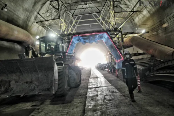 Pekerja menyelesaikan pengerjaan proyek Tunnel Dua Kereta Cepat Jakarta-Bandung (KCJB) di Desa Bunder, Jatiluhur, Kabupaten Purwakarta, Jawa Barat, Kamis (27/01/2022).Progres pembangunan 13 tunnel sepanjang trase Kereta Cepat Jakarta Bandung saat ini telah mencapai 98,07 persen, sementara pembangunan secara keseluruhan telah mencapai 79,90 persen dan rencana akan dilakukan trial run pada akhir tahun 2022 dalam rangka kegiatan kunjungan G20.PosKota/Ahmad Tri Hawaari