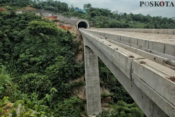 Jembatan DK88 atau jembatan bentang panjang section Tunnel 6 Kereta Cepat Jakarta-Bandung (KCJB) di Desa Depok, Cikalong Wétan, Purwakarta, Jawa Barat (27/01/2022).Progres pembangunan 13 tunnel sepanjang trase Kereta Cepat Jakarta Bandung saat ini telah mencapai 98,07 persen, sementara pembangunan secara keseluruhan telah mencapai 79,90 persen dan rencana akan dilakukan trial run pada akhir tahun 2022 dalam rangka kegiatan kunjungan G20.PosKota/Ahmad Tri Hawaari