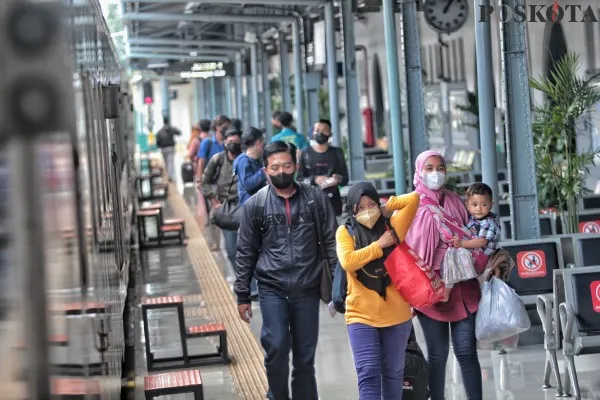 Calon penumpang mengantre saat melakukan keberangkatan di Stasiun Pasar Senen, Senen, Jakarta Pusat, Jumat (28/1/2022). Peningkatan jumlah keberangkatan penumpang kereta api jarak jauh pasar senen berjumlah 8.598 penumpang saat menjelang libur tahun baru imlek yang jatuh pada 1 Februari 2022 dimanfaatkan warga untuk berlibur ke luar kota.PosKota/Ahmad Tri Hawaari