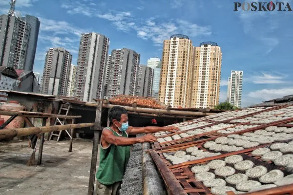 Pekerja menjemur kerupuk di Rumah Produksi Kerupuk Melati, Menteng Atas, Jakarta Selatan, Jumat (28/1/2022). Pemerintah menetapkan plafon Kredit Usaha Rakyat 2022 naik jika dibandingkan 2021 sebesar Rp373,17 triliun dan memperpanjang subsidi bunga tiga persen hingga akhir Juni 2022 guna mempercepat program pemulihan ekonomi di Indonesia.PosKota/Ahmad Tri Hawaari