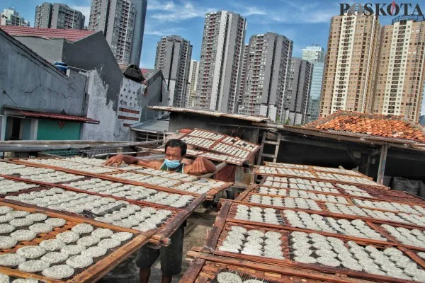 Pekerja menjemur kerupuk di Rumah Produksi Kerupuk Melati, Menteng Atas, Jakarta Selatan, Jumat (28/1/2022). Pemerintah menetapkan plafon Kredit Usaha Rakyat 2022 naik jika dibandingkan 2021 sebesar Rp373,17 triliun dan memperpanjang subsidi bunga tiga persen hingga akhir Juni 2022 guna mempercepat program pemulihan ekonomi di Indonesia. (Foto: Poskota/Ahmad Tri Hawaari).