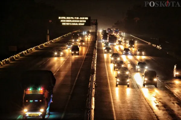 Foto : Suasana jalan tol di malam hari diberlakukan one way. (Dok. Poskota