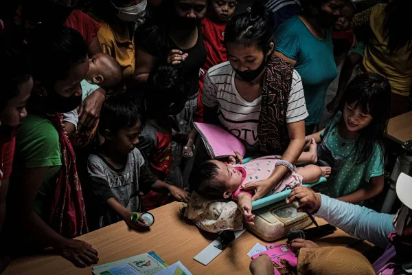 Proses penimbangan berat badan balita saat kegiatan sosialiasi cegah stunting sejak dini di Kawasan Kramat Pulo, Jakarta Pusat 2022 (Ahmad Tri Hawaari)