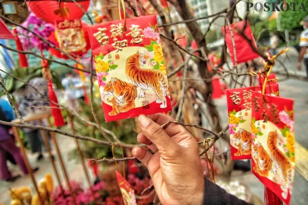 Ornamen bernuansa Imlek menghiasi kawasan Bundaran Hotel Indonesia, Jakarta Pusat, Minggu (30/1/2022). Ornamen yang didominasi warna merah dan emas tersebut ramai dikunjungi warga yang melintas dalam rangka menyambut perayaan Tahun Baru Imlek 2573 yang jatuh pada Selasa (1/22022). (Foto: PosKota/Ahmad Tri Hawaari