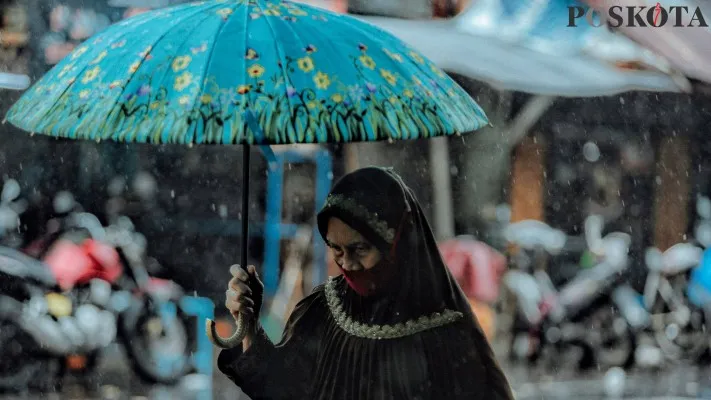 Sejumlah warga dan kendaraan berjalan perlahan saat hujan di Jakarta, Senin (1/4/2024).Badan Meteorologi, Klimatologi, dan Geofisika (BMKG) telah mengeluarkan peringatan dini mengenai potensi cuaca buruk di sejumlah wilayah Indonesia, sebanyak 27 wilayah berpotensi mengalami cuaca ekstrem berupa hujan lebat disertai angin kencang 1-2 April 2024 dan mengimbau masyarakat mewaspadai cuaca esktrem yang mungkin akan terjadi.(Poskota/Ahmad Tri Hawaari)