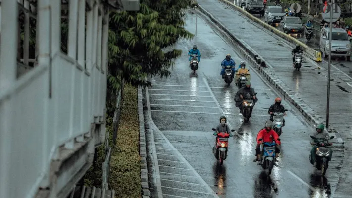 Ilustrasi cuaca buruk. (Poskota/Ahmad Tri Hawaari)