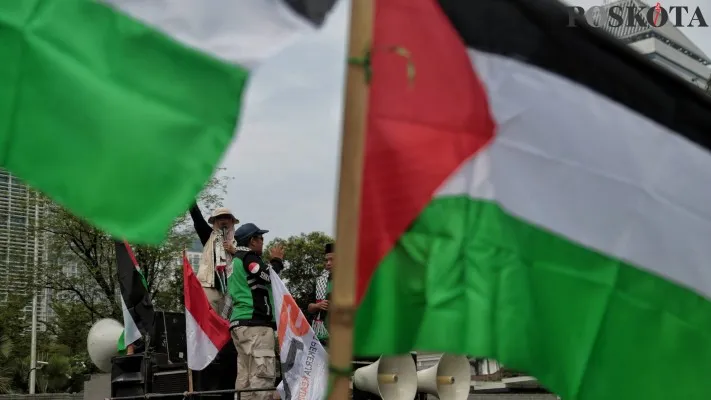 Sejumlah ojek daring saat mengikuti aksi damai Bela Palestina di Kedutaan Besar Amerika, Medan Merdeka Selatan, Jakarta Pusat, Rabu (1/5/2024).Dalam rangka memperingati Hari Buruh Internasional, Aksi yang digelar oleh berbagai elemen masyarakat tersebut sebagai bentuk solidaritas atas korban yang meninggal dan dukungan kepada rakyat Palestina dalam menghadapi konflik.Poskota/Ahmad Tri Hawaari