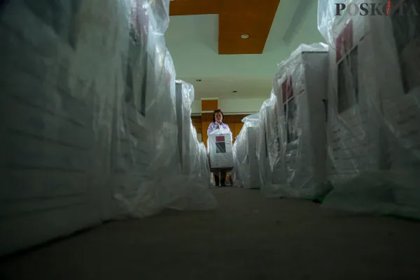 Panitia pemilihan kecamatan (PPK) Johar Baru mulai melakukan rekapitulasi hasil penghitungan perolehan suara Pilkada DKI Jakarta 2024, pada Minggu, 1 Desember 2024. (Poskota/Ahmad Tri Hawaari)
