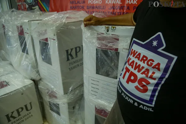 Panitia pemilihan kecamatan (PPK) Johar Baru mulai melakukan rekapitulasi hasil penghitungan perolehan suara Pilkada DKI Jakarta 2024, pada Minggu, 1 Desember 2024. (Poskota/Ahmad Tri Hawaari)