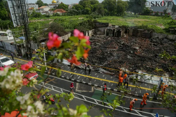 Pendinginan Pasca Kebakaran di Salemba Raya Jakarta Pusat, Tewaskan 1 Orang Warga