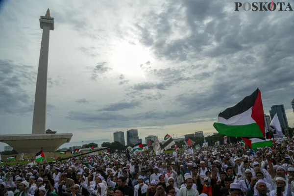 Ratusan Umat Islam Penuhi Monas dalam Aksi Reuni 212