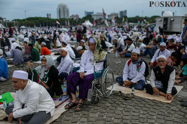 Ratusan jemaah umat Islam berkumpul saat melakukan reuni Akbar 212 di Simpang Monas, Medan Merdeka Barat, Jakarta Pusat, Senin, 2 Desember 2024. (Poskota/ Ahmad Tri Hawaari)