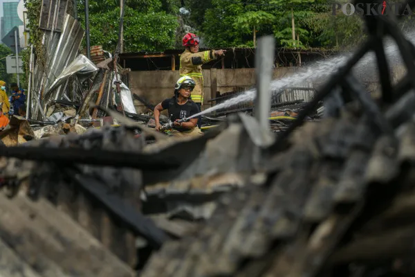 Petugas Pemadam Kebakaran saat melakukan pendinginan pasca kebakaran yang terjadi pada lapak bekas gusuran di Jalan Salemba  Raya, Senen, Jakarta Pusat, Senin, 2 Desember 2024. (Poskota/ Ahmad tri Hawaari)