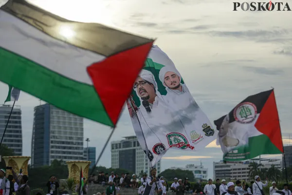 Ratusan jemaah umat Islam berkumpul saat melakukan reuni Akbar 212 di Simpang Monas, Medan Merdeka Barat, Jakarta Pusat, Senin, 2 Desember 2024. (Poskota/ Ahmad Tri Hawaari)