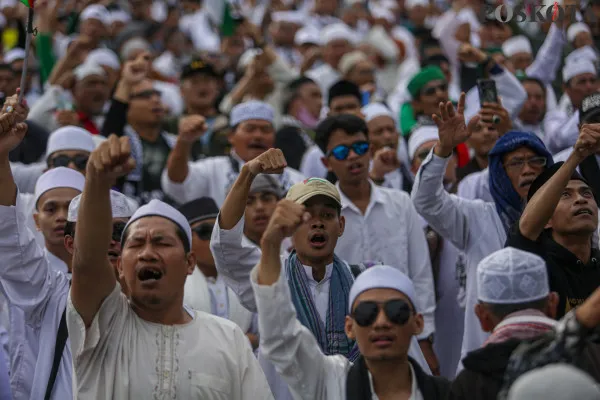 Ratusan jemaah umat Islam berkumpul saat melakukan reuni Akbar 212 di Simpang Monas, Medan Merdeka Barat, Jakarta Pusat, Senin, 2 Desember 2024. (Poskota/ Ahmad Tri Hawaari)