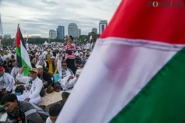Ratusan jemaah umat Islam berkumpul saat melakukan reuni Akbar 212 di Simpang Monas, Medan Merdeka Barat, Jakarta Pusat, Senin, 2 Desember 2024. (Poskota/ Ahmad Tri Hawaari)
