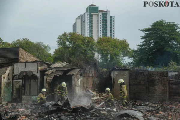 Petugas Pemadam Kebakaran saat melakukan pendinginan pasca kebakaran yang terjadi pada lapak bekas gusuran di Jalan Salemba  Raya, Senen, Jakarta Pusat, Senin, 2 Desember 2024. (Poskota/ Ahmad tri Hawaari)