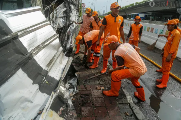 Petugas Pemadam Kebakaran saat melakukan pendinginan pasca kebakaran yang terjadi pada lapak bekas gusuran di Jalan Salemba  Raya, Senen, Jakarta Pusat, Senin, 2 Desember 2024. (Poskota/ Ahmad tri Hawaari)