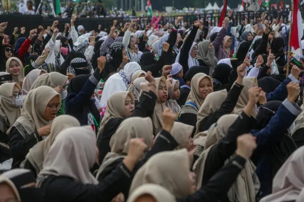 Ratusan jemaah umat Islam berkumpul saat melakukan reuni Akbar 212 di Simpang Monas, Medan Merdeka Barat, Jakarta Pusat, Senin, 2 Desember 2024. (Poskota/ Ahmad Tri Hawaari)