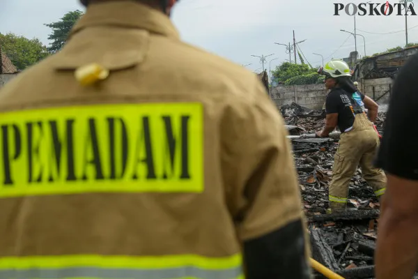 Petugas Pemadam Kebakaran saat melakukan pendinginan pasca kebakaran yang terjadi pada lapak bekas gusuran di Jalan Salemba  Raya, Senen, Jakarta Pusat, Senin, 2 Desember 2024. (Poskota/ Ahmad tri Hawaari)