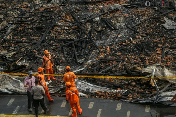 Petugas Pemadam Kebakaran saat melakukan pendinginan pascakebakaran yang terjadi pada lapak bekas gusuran di Jalan Salemba  Raya, Senen, Jakarta Pusat, Senin, 2 Desember 2024. (Poskota/Ahmad Tri Hawaari)