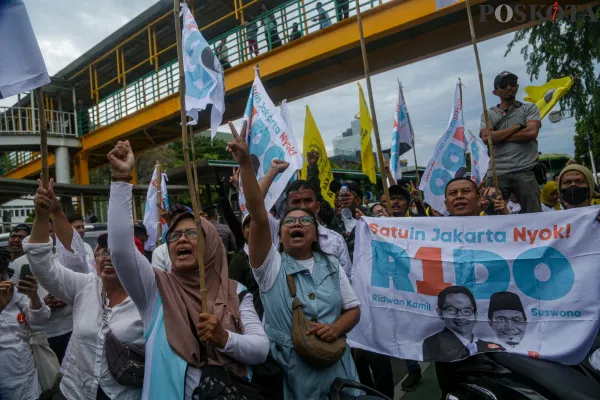 Massa dari kader KIM Plus dan Tim Hukum Ridwan Kamil dan Suswono saat melakukan aksi damai di depan Kantor KPU DKI Jakarta, Salemba, Jakarta Pusat, Senin, 2 Desember 2024. (Poskota/Ahmad Tri Hawaari)