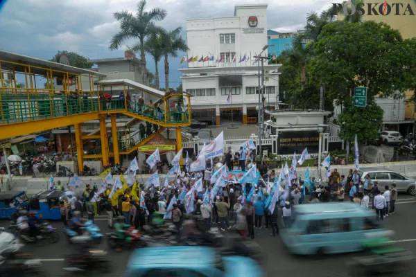 Aksi Kader KIM Plus dan Tim Hukum RK-Suswono di KPU DKI Jakarta