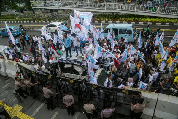 Massa dari kader KIM Plus dan Tim Hukum Ridwan Kamil dan Suswono saat melakukan aksi damai di depan Kantor KPU DKI Jakarta, Salemba, Jakarta Pusat, Senin, 2 Desember 2024. (Poskota/Ahmad Tri Hawaari)
