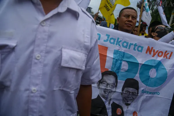 Massa dari kader KIM Plus dan Tim Hukum Ridwan Kamil dan Suswono saat melakukan aksi damai di depan Kantor KPU DKI Jakarta, Salemba, Jakarta Pusat, Senin, 2 Desember 2024. (Poskota/Ahmad Tri Hawaari)