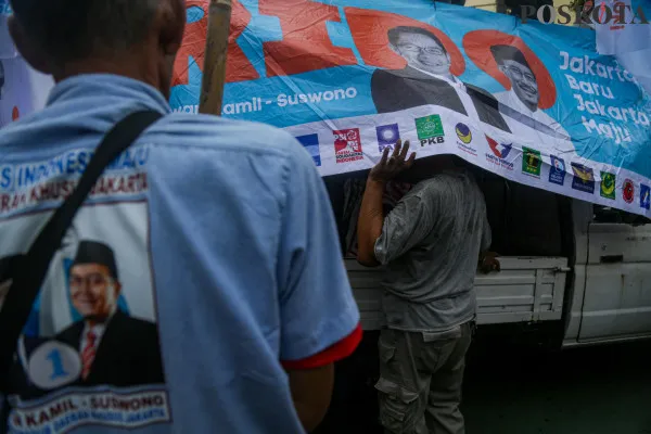 Massa dari kader KIM Plus dan Tim Hukum Ridwan Kamil dan Suswono saat melakukan aksi damai di depan Kantor KPU DKI Jakarta, Salemba, Jakarta Pusat, Senin, 2 Desember 2024. (Poskota/Ahmad Tri Hawaari)