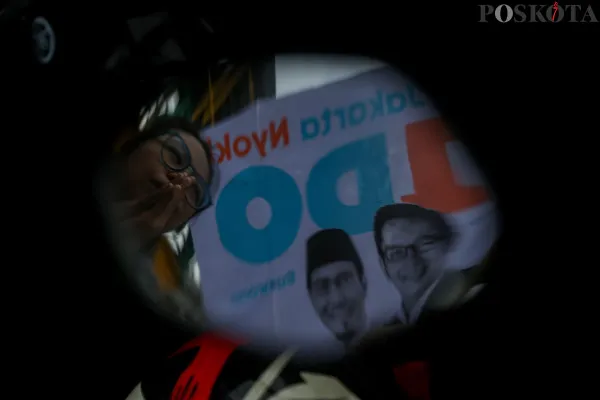 Massa dari kader KIM Plus dan Tim Hukum Ridwan Kamil dan Suswono saat melakukan aksi damai di depan Kantor KPU DKI Jakarta, Salemba, Jakarta Pusat, Senin, 2 Desember 2024. (Poskota/Ahmad Tri Hawaari)