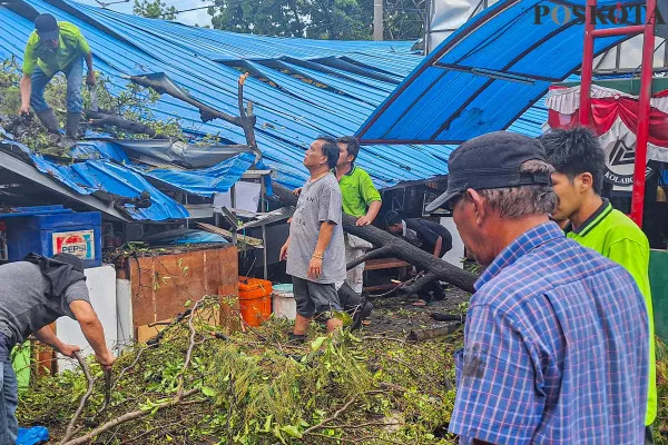 Evakuasi Pohon Tumbang di Pasar Senen Jakarta Pusat