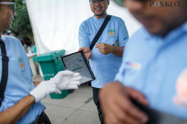 Petugas menguji emisi kendaraan saat gelaran Uji Emisi Gratis di Jalan Perintis Kemerdekaan, Kelapa Gading, Jakarta Utara, Selasa, 3 Desember 2024. (Poskota/ Ahmad Tri Hawaari)