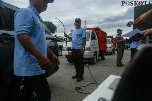 Petugas menguji emisi kendaraan saat gelaran Uji Emisi Gratis di Jalan Perintis Kemerdekaan, Kelapa Gading, Jakarta Utara, Selasa, 3 Desember 2024. (Poskota/ Ahmad Tri Hawaari)