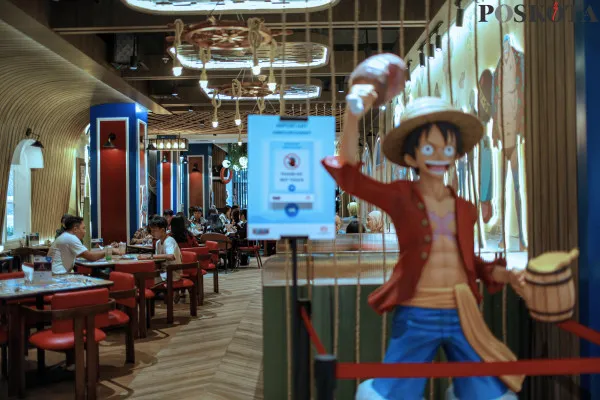 Sejumlah pengunjung menikmati hidangan di One Piece Kafe di Senayan Park, Senayan, Jakarta Pusat, Minggu, 8 Desember 2024. (Poskota/ Ahmad Tri Hawaari)