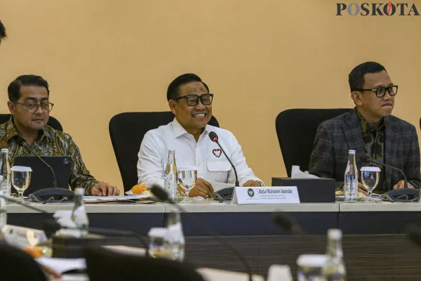 Menteri Koordinator Pemberdayaan Masyarakat, Muhaimin Iskandar melakuan rapat rerbatas dengan sejumlah menteri perihal Program Makan bergizi di Kantor Kemenko PMK, di jalan Medan Merdeka Barat, Jakarta Pusat, Selasa, 3 Desember 2024. (Poskota/ Ahmad tri Hawaari)