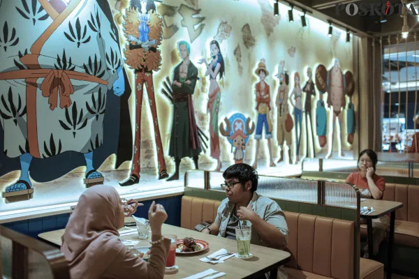 Sejumlah pengunjung menikmati hidangan di One Piece Kafe di Senayan Park, Senayan, Jakarta Pusat, Minggu, 8 Desember 2024. (Poskota/ Ahmad Tri Hawaari)
