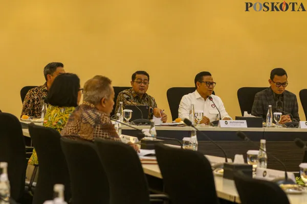 Menteri Koordinator Pemberdayaan Masyarakat, Muhaimin Iskandar melakuan rapat rerbatas dengan sejumlah menteri perihal Program Makan bergizi di Kantor Kemenko PMK, di jalan Medan Merdeka Barat, Jakarta Pusat, Selasa, 3 Desember 2024. (Poskota/ Ahmad tri Hawaari)