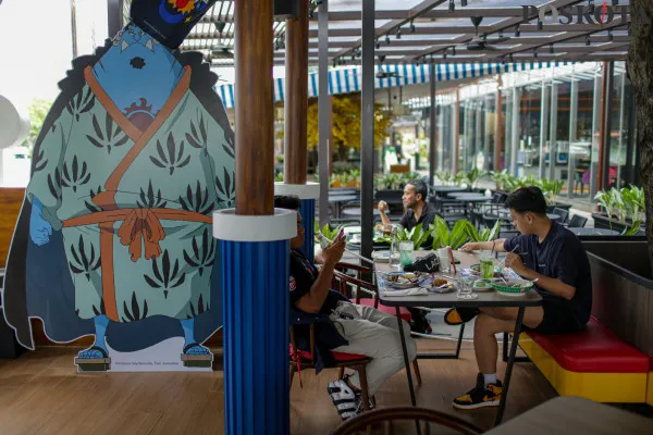 Sejumlah pengunjung menikmati hidangan di One Piece Kafe di Senayan Park, Senayan, Jakarta Pusat, Minggu, 8 Desember 2024. (Poskota/ Ahmad Tri Hawaari)