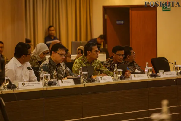 Menteri Koordinator Pemberdayaan Masyarakat, Muhaimin Iskandar melakuan rapat rerbatas dengan sejumlah menteri perihal Program Makan bergizi di Kantor Kemenko PMK, di jalan Medan Merdeka Barat, Jakarta Pusat, Selasa, 3 Desember 2024. (Poskota/ Ahmad tri Hawaari)