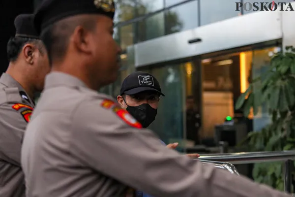 Penjabat (Pj) Wali Kota Pekanbaru, Risnandar Mahiwa didampingi petugas KPK, saat tiba di Gedung Merah Putih KPK, Kuningan, Jakarta Selatan, Selasa, 3 Desember 2024. (Poskota/ Ahmad Tri Hawaari)