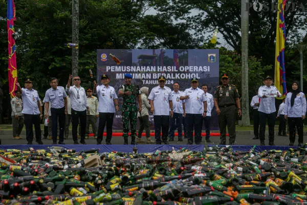 Sekretaris Daerah Provinsi DKI Jakarta bersama TNI, Polri dan Satpol PP melakukan pemusnahan hasil operasi minuman beralkohol di Simpan Monas Tenggara, Medan Merdeka Utara, Jakarta Pusat, Rabu, 4 Desember 2024. (Poskota/ Ahmad Tri Hawaari)