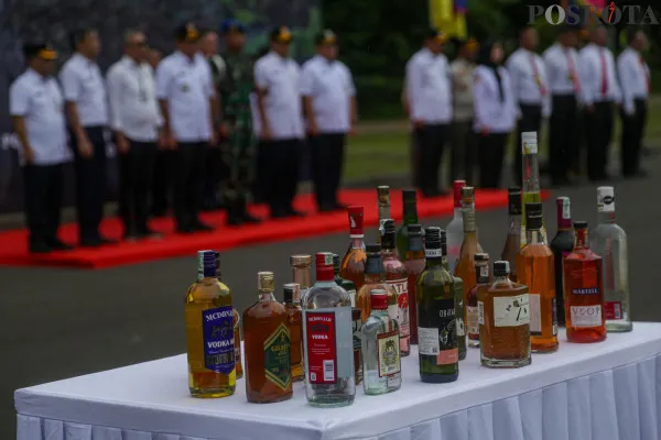 Sekretaris Daerah Provinsi DKI Jakarta bersama TNI, Polri dan Satpol PP melakukan pemusnahan hasil operasi minuman beralkohol di Simpan Monas Tenggara, Medan Merdeka Utara, Jakarta Pusat, Rabu, 4 Desember 2024. (Poskota/ Ahmad Tri Hawaari)