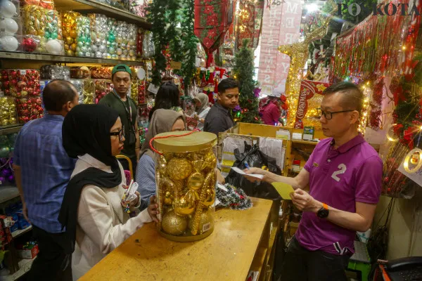 Aktivitas pembeli saat memilih pernak pernik Hari Raya Natal di Pasar Asemka, Taman Sari, Jakarta Barat, Rabu, 4 Desember 2024. (Poskota/ Ahmad Tri Hawaari).