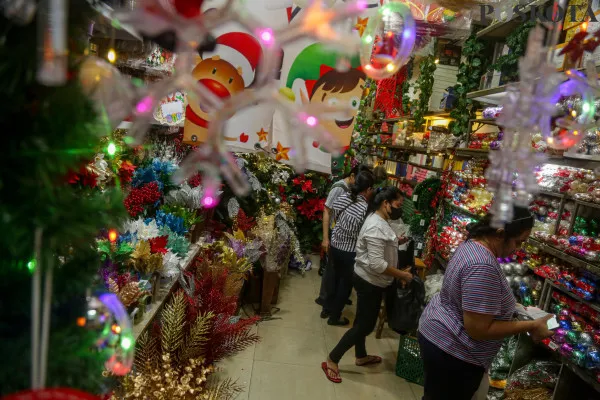 Aktivitas pembeli saat memilih pernak pernik Hari Raya Natal di Pasar Asemka, Taman Sari, Jakarta Barat, Rabu, 4 Desember 2024. (Poskota/ Ahmad Tri Hawaari).